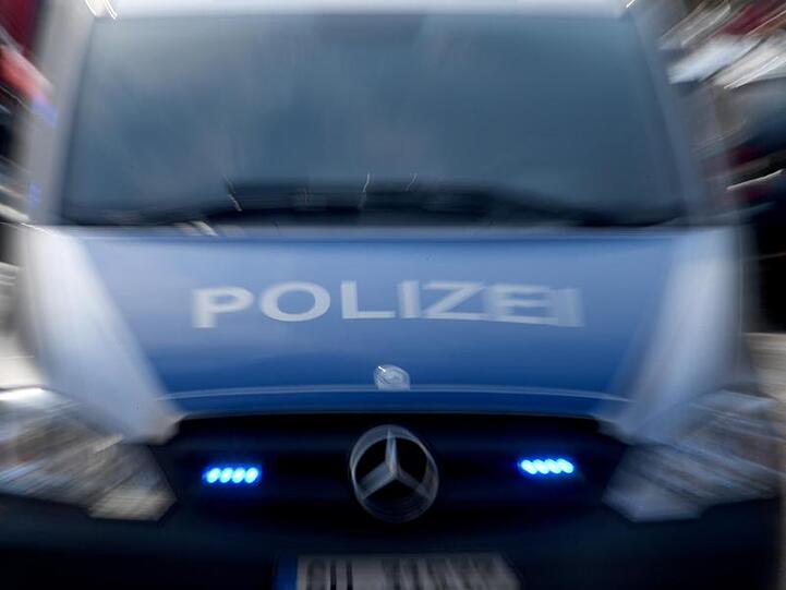 Ein Polizeiwagen mit eingeschaltetem Blaulicht. Foto: Carsten Rehder/dpa