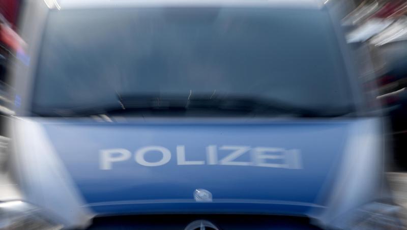 Ein Polizeiwagen mit eingeschaltetem Blaulicht. Foto: Carsten Rehder/dpa Ein Polizeiwagen mit eingeschaltetem Blaulicht. Foto: Carsten Rehder/dpa