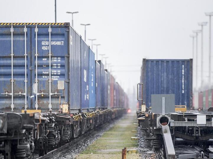 Container verschiedener Reedereien werden im Hamburger Hafen umgeschlagen.