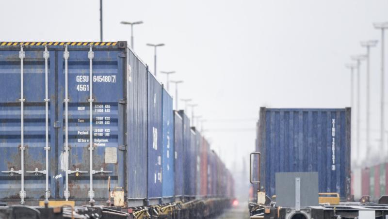 Container verschiedener Reedereien werden im Hamburger Hafen umgeschlagen. Container verschiedener Reedereien werden im Hamburger Hafen umgeschlagen.