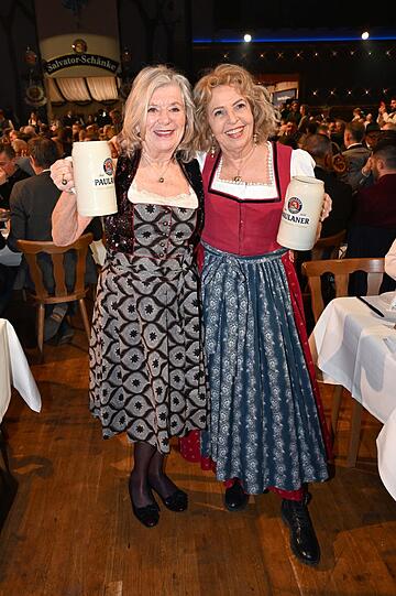 Prost! Die Schuauspielerinnen Jutta Speidel (l.) und Michaela May feiern am Mittwochabend auf dem Nockherberg flei&szlig;ig mit.