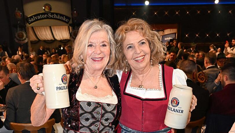 Prost! Die Schuauspielerinnen Jutta Speidel (l.) und Michaela May feiern am Mittwochabend auf dem Nockherberg flei&szlig;ig mit.