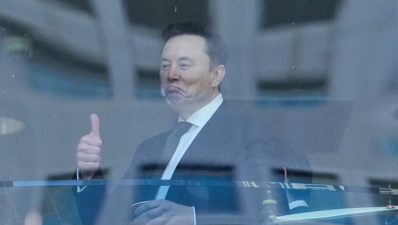 Tech-Milliard&auml;r Elon Musk wurde als Zeuge im Prozess um seine Klage gegen OpenAI-Mitgr&uuml;nder Sam Altman befragt.