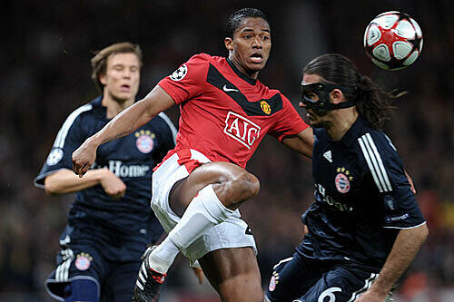 Luis Valencia von Manchester United im Zweikampf mit Martin Demichelis, im Hintergrund Holger Badstuber