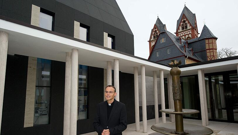 Auf diesem Foto ahnt Tebartz-van Elst noch nicht, dass er nie in seinen Prunkpalast einziehen wird. Stolz zeigt er den offenen Innenhof der bischöflichen Residenz vor dem Dom von Limburg. Auf diesem Foto ahnt Tebartz-van Elst noch nicht, dass er nie in seinen Prunkpalast einziehen wird. Stolz zeigt er den offenen Innenhof der bischöflichen Residenz vor dem Dom von Limburg.