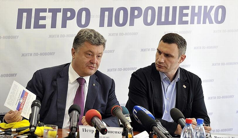 Bekannter Unterstützer: Vitali Klitschko (r.) hat sich selbst aus dem Präsidentschaftsrennen zurück gezogen - und trommelt jetzt für Poroschenko. Klitschko will am Sonntag Bürgermeister von Kiew werden.