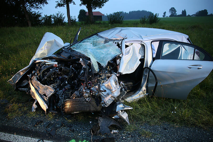 Schlimmer Unfall auf der B15: Zwischen Wasserburg und Haag ist ein Auto gegen einen Lastwagen gekracht. Der Fahrer des Wagens starb auf der Straße.