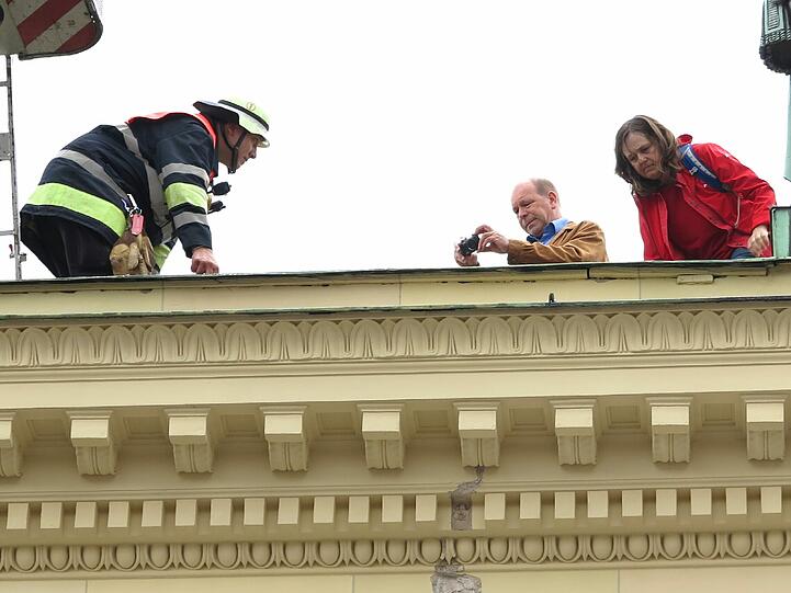 Blitzeinschlag beim Tor zum Hofgarten: Die Bilder vom Feuerwehreinsatz.