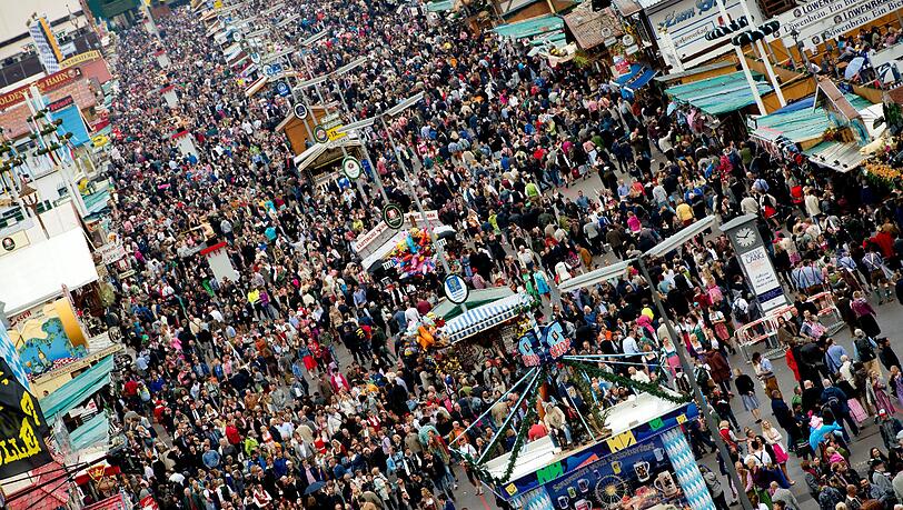 Die Aktion "Sichere Wiesn für Mädchen und Frauen" gibt es mittlerweile seit 13 Jahren. (Archivbild) Die Aktion "Sichere Wiesn für Mädchen und Frauen" gibt es mittlerweile seit 13 Jahren. (Archivbild)
