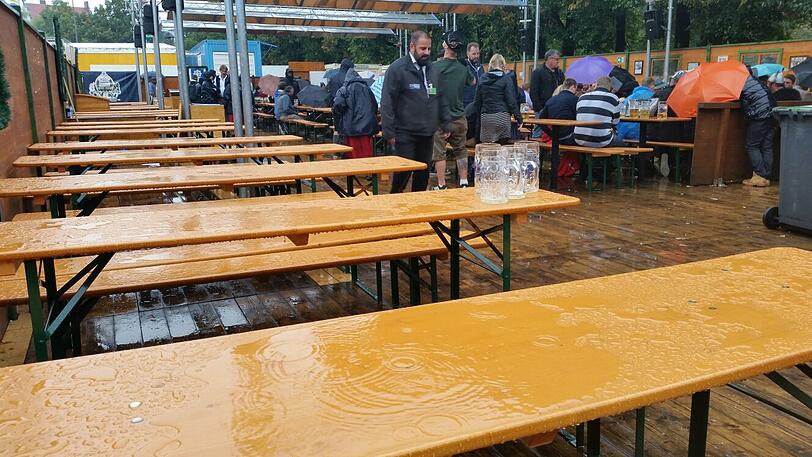 Während das Hofbräuzelt am Nachmittag wegen Überfüllung zumachen musste, könnten es sich im Biergarten bei der Fischer Vroni locker noch eine paar Gruppen Hartgesottener gemütlich machen.