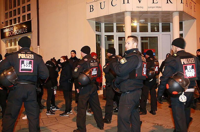 Auch etliche Gegendemonstranten waren am Montagabend in München anzutreffen.
