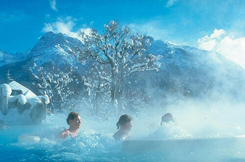 Baden mit Bergblick im Erlebnisbad Engadin, Foto: PR