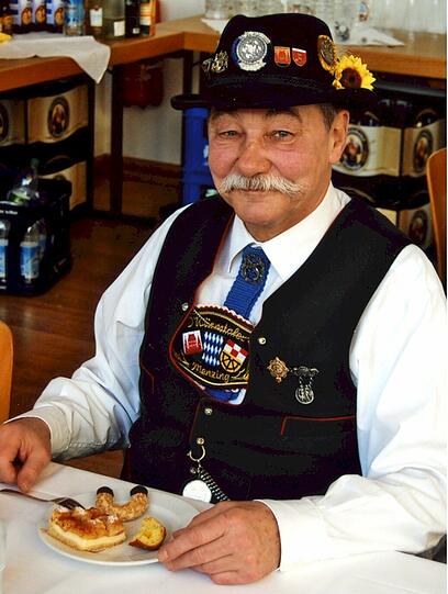 Der "Obermenzinger Dorfschreiber" Adolf Thurner in Tracht.