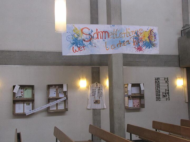 In der offenen Atmospäre der Philippuskirche kommt poetische Party-Stimmung auf.