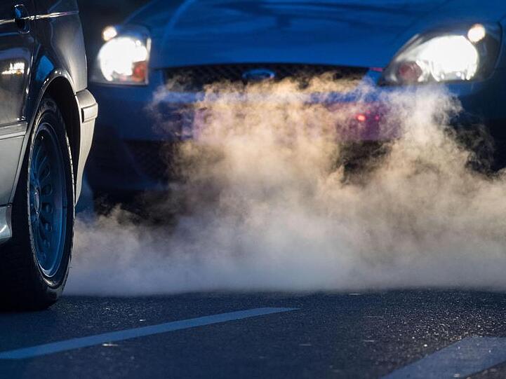 Abgase kommen aus dem Auspuff eines Autos.