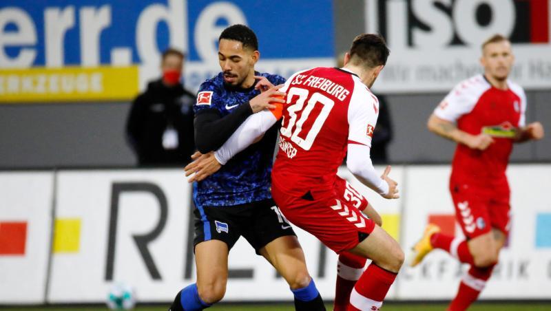 Hertha-Trainer Bruno Labbadia bezeichnete den Auftritt von Matheus Cunha (l) in Freiburg als "unterirdisch".