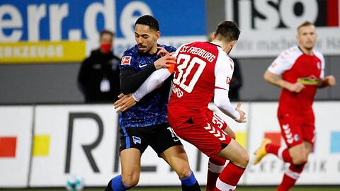 Hertha-Trainer Bruno Labbadia bezeichnete den Auftritt von Matheus Cunha (l) in Freiburg als "unterirdisch".