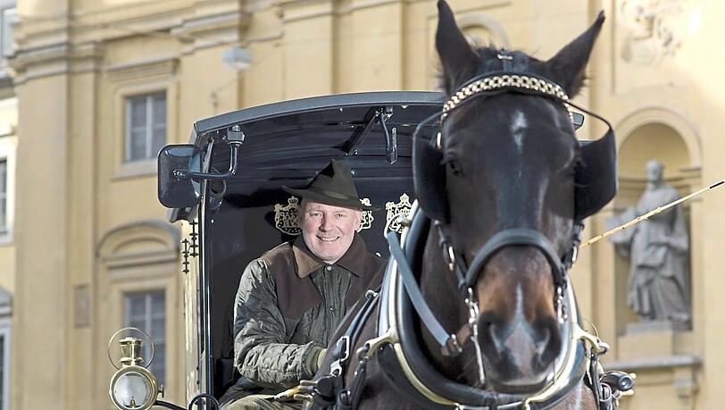Eduard Meier führt ein Traditionsgeschäft - und manchmal ist er auch sehr traditionell unterwegs: mit einer Pferdekutsche. Eduard Meier führt ein Traditionsgeschäft - und manchmal ist er auch sehr traditionell unterwegs: mit einer Pferdekutsche.