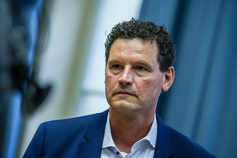 "Sinnvoll wären etwa mehr Kontrollbereiche, ein verstärkter Einsatz von verdeckten Kräften, eine engmaschige Videoüberwachung sowie gegebenenfalls bauliche Maßnahmen wie Absperrungen oder Fahrzeugbarrieren", sagt Jürgen Köhnlein, Landesvorsitzender der Deutschen Polizeigewerkschaft (DPolG) in Bayern.