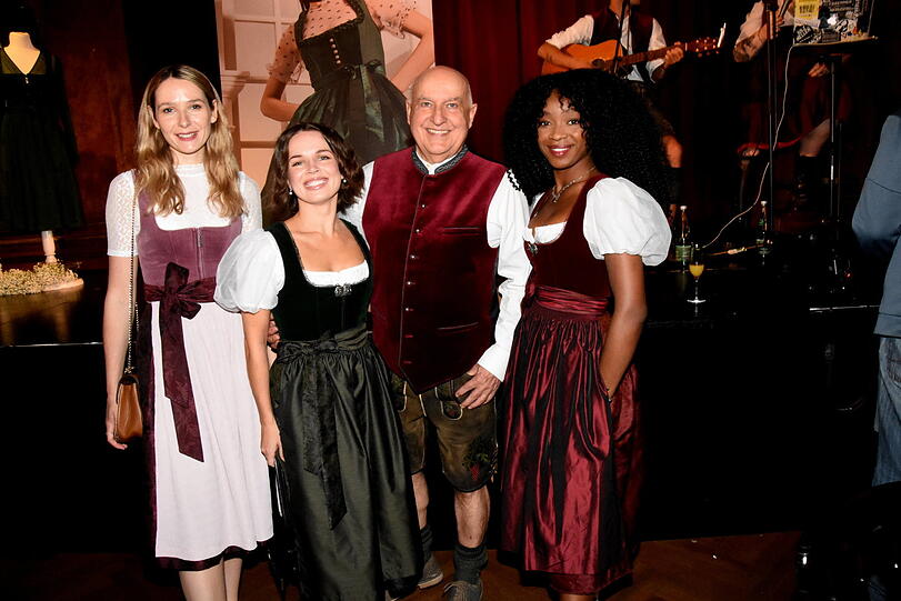 Die Schauspielerinnen Julia Gruber (v.l.) und Darya Birnstiel mit Angermaier-Chef Axel Munz und der Münchner Influencerin Lilian Litehiser am Donnerstag bei der Kollektionspräsentation im Silbersaal des Deutschen Theaters.