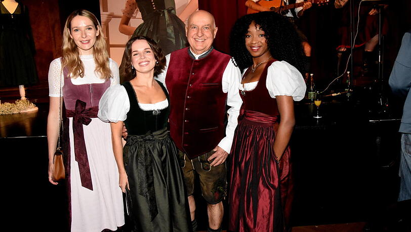 Die Schauspielerinnen Julia Gruber (v.l.) und Darya Birnstiel mit Angermaier-Chef Axel Munz und der Münchner Influencerin Lilian Litehiser am Donnerstag bei der Kollektionspräsentation im Silbersaal des Deutschen Theaters. Die Schauspielerinnen Julia Gruber (v.l.) und Darya Birnstiel mit Angermaier-Chef Axel Munz und der Münchner Influencerin Lilian Litehiser am Donnerstag bei der Kollektionspräsentation im Silbersaal des Deutschen Theaters.