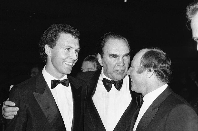 &bdquo;Also, ein normales Foul ist für mich nicht unfair.&ldquo; Seeler hier im Jahr 1987 mit zwei anderen ganz Großen der deutschen Sportgeschichte: Seinem heute immer noch guten Freund Franz Beckenbauer sowie Box-Legende Max Schmeling.