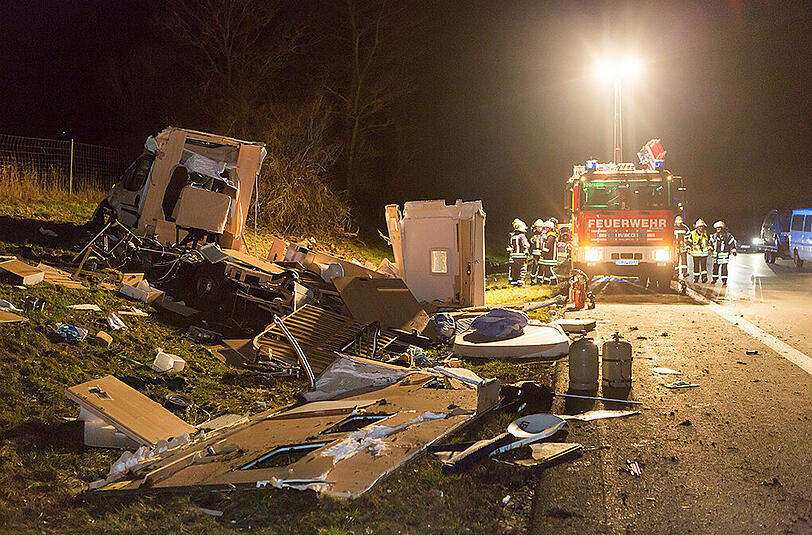 Bilder vom Unfallort in Altdorf: Auf der A3 kollidierte ein Wagen mit einem Wohnmobil, welches vollkommen zerfetzt wurde.