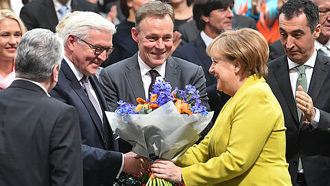 Gratulationen von der Kanzlerin: Frank-Walter Steinmeier ist neuer Bundespräsident.