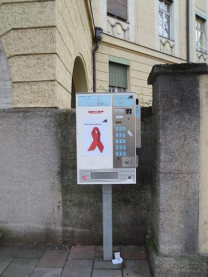 So sieht der HIV-Präventionsautomat aus: Dieser hier steht am Goetheplatz. Darin sind Sets mit Spritzen und frischen Nadeln für Abhängige harter Drogen.