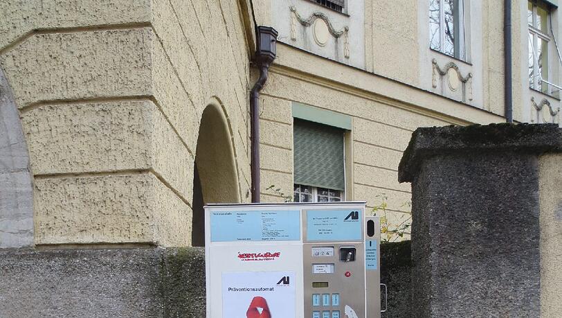 So sieht der HIV-Präventionsautomat aus: Dieser hier steht am Goetheplatz. Darin sind Sets mit Spritzen und frischen Nadeln für Abhängige harter Drogen. So sieht der HIV-Präventionsautomat aus: Dieser hier steht am Goetheplatz. Darin sind Sets mit Spritzen und frischen Nadeln für Abhängige harter Drogen.