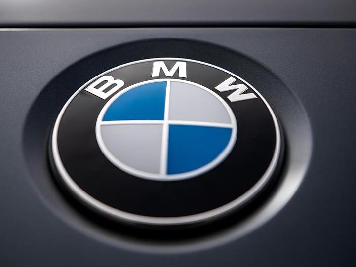 Das Logo des Münchner Autobauers BMW ist auf einem Auto zu sehen. Foto: Sina Schuldt/Archiv