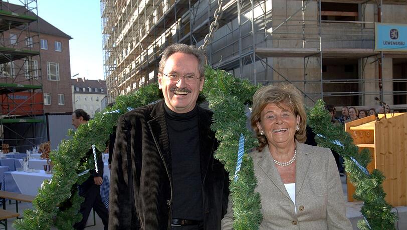 Ein Tag der Freude: Münchens Oberbürgermeister Christian Ude (l.) und die Vorsitzende der israelitischen Kultusgemeinde, Charlotte Knobloch, stehen 2005 auf der Baustelle für das jüdische Kulturzentrum am Jakobsplatz vor der Richtkrone.