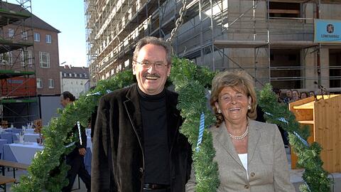 Ein Tag der Freude: Münchens Oberbürgermeister Christian Ude (l.) und die Vorsitzende der israelitischen Kultusgemeinde, Charlotte Knobloch, stehen 2005 auf der Baustelle für das jüdische Kulturzentrum am Jakobsplatz vor der Richtkrone.