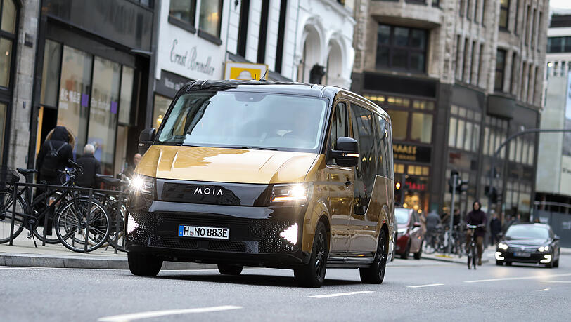 Januar 2019 in Hamburg: Ein Elektrofahrzeug des Mobilitätsdienstleisters Moia fährt bei einem Pressetermin des VW-Tochterunternehmens vor dem Rathaus. Januar 2019 in Hamburg: Ein Elektrofahrzeug des Mobilitätsdienstleisters Moia fährt bei einem Pressetermin des VW-Tochterunternehmens vor dem Rathaus.