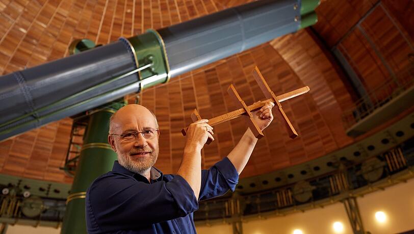 Auch Harald Lesch, der bekannte Astrophysiker aus den ZDF-Sendungen Leschs Kosmos und Terra X", hat sein Büro in München-Bogenhausen. Auf dem Foto ist er beim Dreh in Potsdam zu sehen.