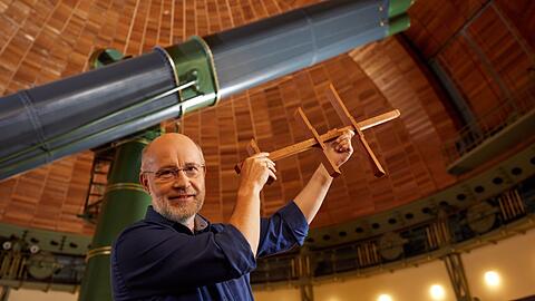 Auch Harald Lesch, der bekannte Astrophysiker aus den ZDF-Sendungen Leschs Kosmos und Terra X", hat sein Büro in München-Bogenhausen. Auf dem Foto ist er beim Dreh in Potsdam zu sehen.