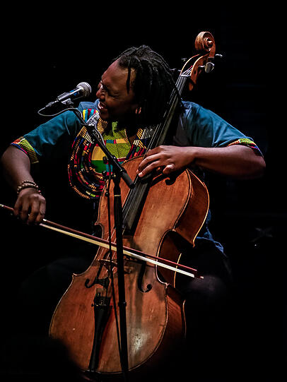 Der aus Südafrika stammende Cellist Abel Selaocoe.