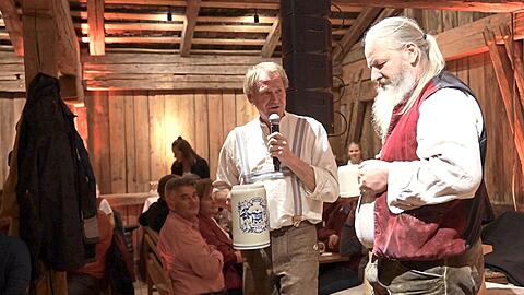 Das Bier fließt bereits. Eine erste Kostprobe hält der Gründer der Schöpfbrauerei im Freilichtmuseum, Markus Wasmeier (links), in der Hand. Neben ihm Braumeister Olaf Krüger.