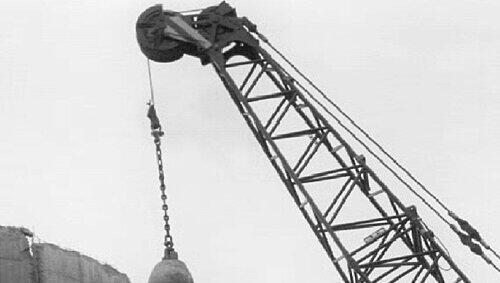 Wenn die Abrissbirne ihre Schuldigkeit getan hat, wird ein hochmodernes Schulhaus errichtet.