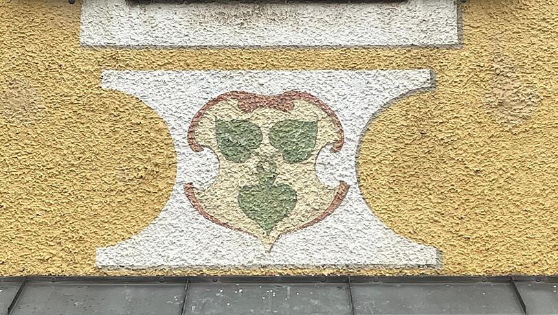 Seit vielen Jahrzehnten sorgt ein Verein in Aubing mit Einsatzbereitschaft und Gemeinschaftssinn für den Schutz und die Sicherheit des Viertels. Dieses Wappen ziert das vom Verein genutzte Gebäude. Bei der Rallye wird nach dem Vereinsnamen gefragt. Seit vielen Jahrzehnten sorgt ein Verein in Aubing mit Einsatzbereitschaft und Gemeinschaftssinn für den Schutz und die Sicherheit des Viertels. Dieses Wappen ziert das vom Verein genutzte Gebäude. Bei der Rallye wird nach dem Vereinsnamen gefragt.