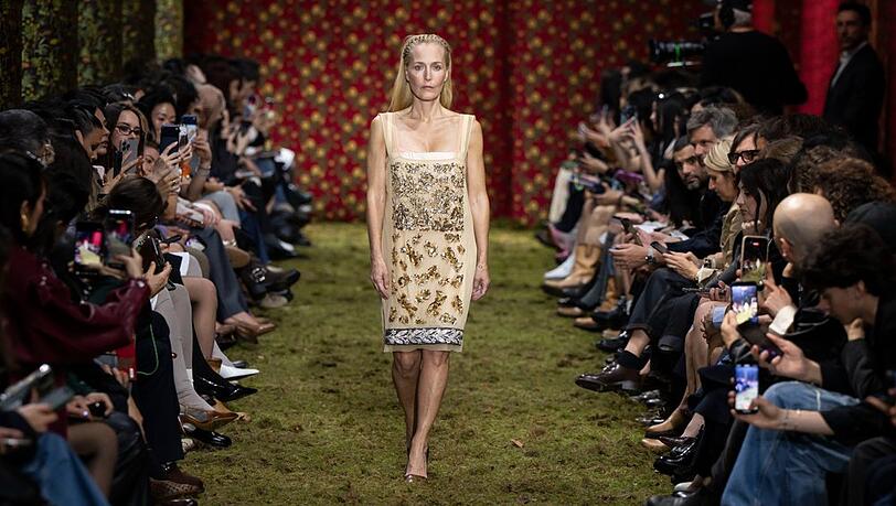 Gillian Anderson lief bei der Miu-Miu-Show in Paris &uuml;ber den Catwalk.
