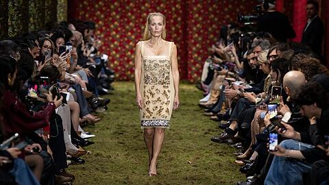 Gillian Anderson lief bei der Miu-Miu-Show in Paris &uuml;ber den Catwalk.