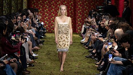 Gillian Anderson lief bei der Miu-Miu-Show in Paris &uuml;ber den Catwalk.