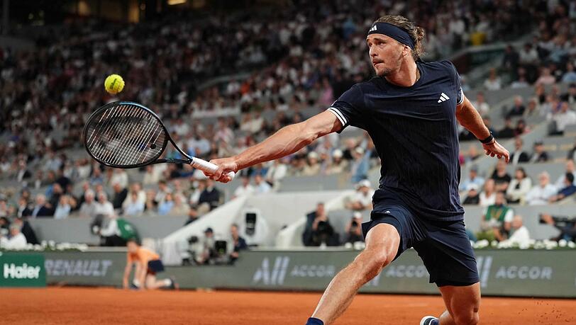 Alexander Zverev bei einem R&uuml;ckhandschlag in der Defensive.