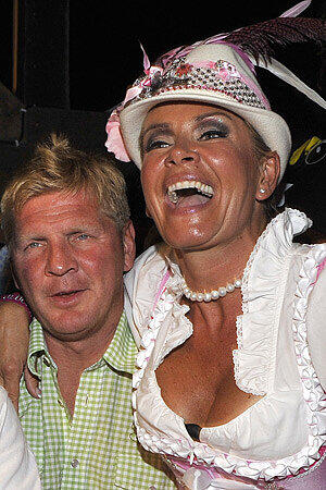Man sieht Stefan Effenberg den langen Partyabend an. Aber seine Frau feiert noch fröhlich mit.