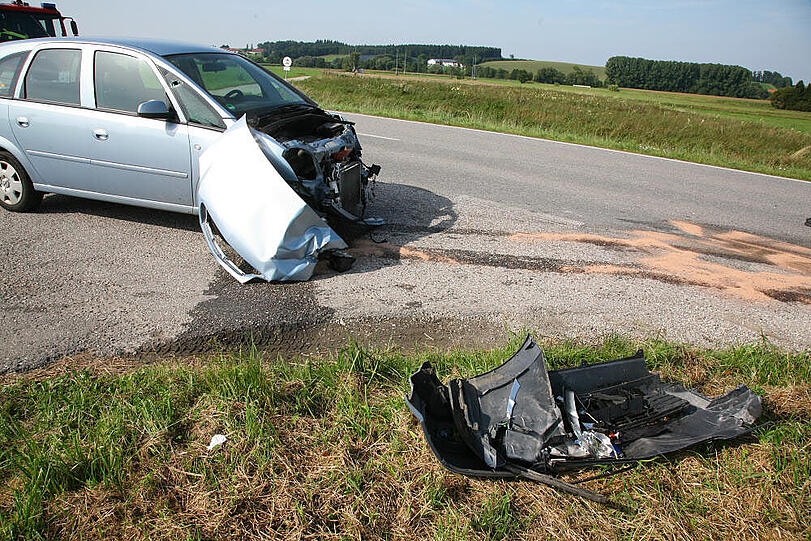 Bei der Einfahrt auf die Istentalstraße übersieht eine Autofahrerin einen Lkw und rammt ihn. Verletzt wird glücklicherweise niemand.