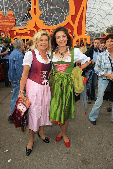 Schlager-Star Marianne Hartl mit Uschi Dämmrich von Luttiz