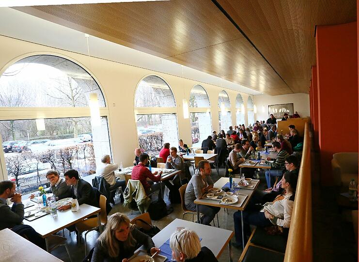 Von der Uni aus ist es nicht weit bis zur Kantine des Landwirtschaftsministeriums in der Ludwigstraße. Deshalb trifft man dort auch auf viele Studenten.