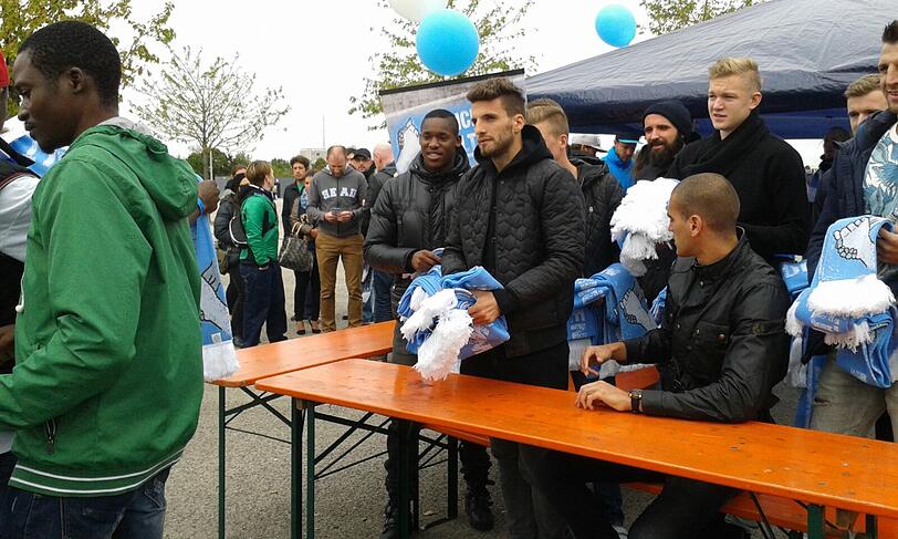 Das heutige Spiel steht unter dem Motto " München hält zam". Die Bilder von der schönen Aktion für die Flüchtlinge!