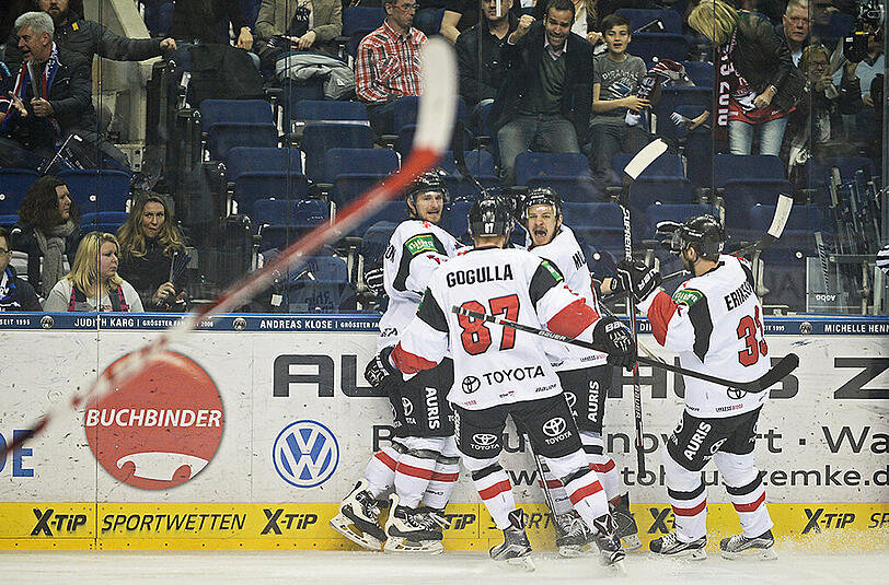 Die Kölner Haie schlagen die Eisbären Berlin mit 3:2 und treffen jetzt auf den EHC.